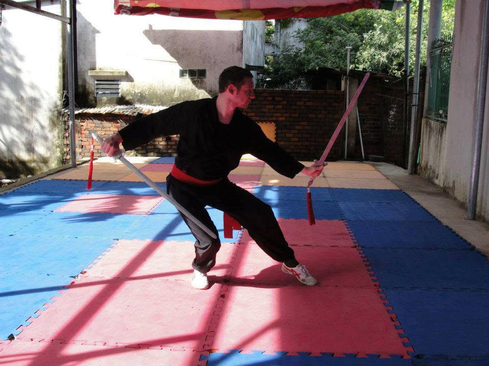 Pratique des armes traditionnelles et de la double épée à Saigon par le Long Son Club