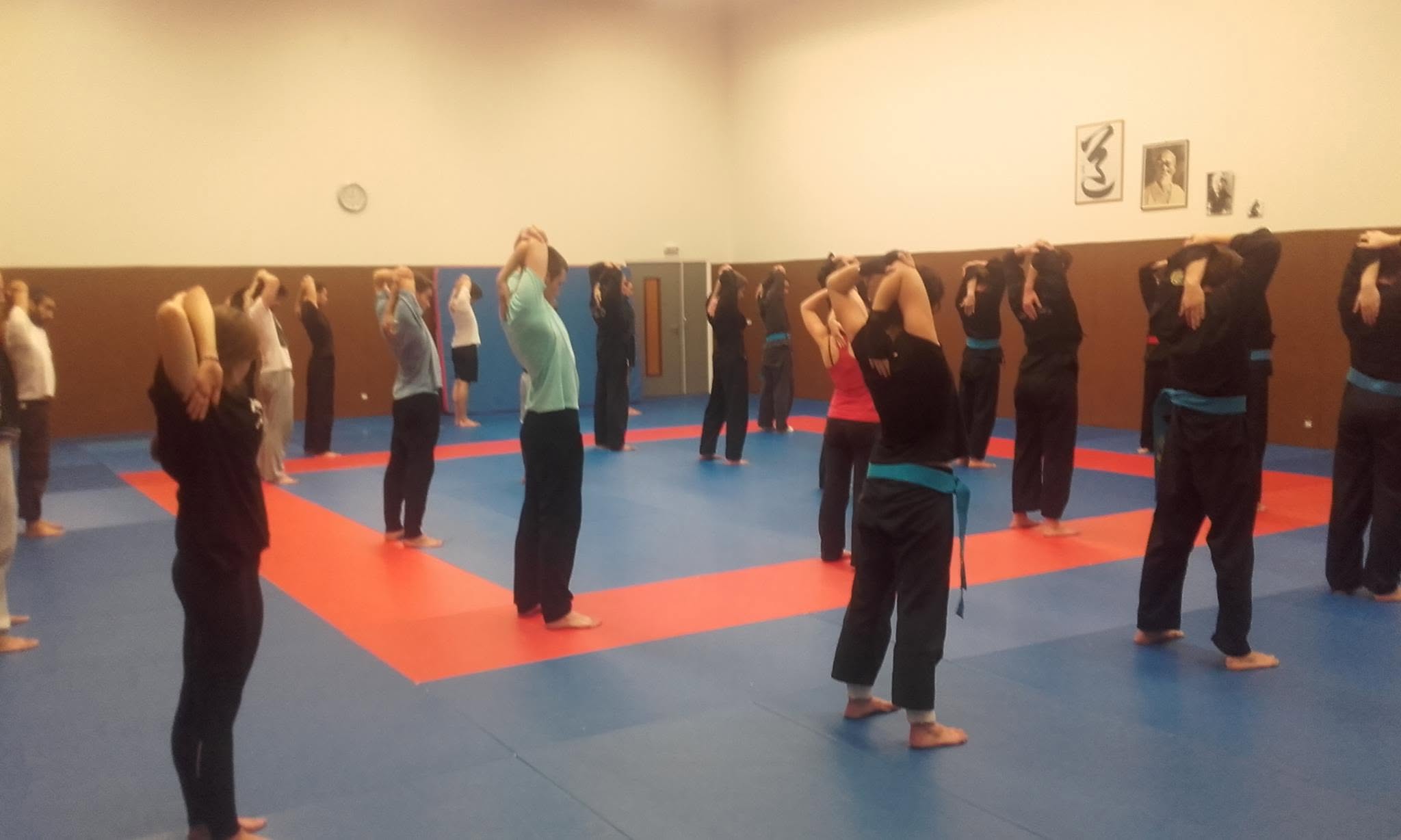 Échauffement avant un cours d'art martial vietnamien à Rennes