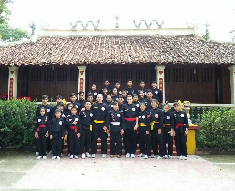 Groupe de pratiquants en stage d'arts martiaux vietnamiens à Saigon - Long Son Club